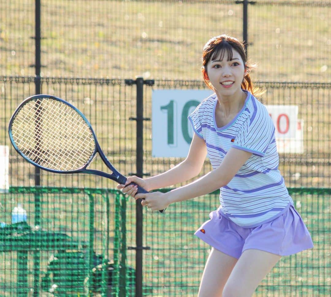 川又智菜美のインスタグラム：「必死にボール追ってます🎾 ⁡ もっとにこやかにラリーしてるつもりでした。笑 というかにこやか意識してたのに〜🤣🤣🤣 ⁡ 普段ハードコートでやらないので ハードコートでやるとバウンドの違いに慣れません🥲 きっとそのせいでこんな必死なのでしょう😂 ⁡ #テニス #テニス女子 #tennis #テニスウェア #テニス好きな人と繋がりたい #tenniswear #tennisgirl #yonex #yonextennis # #tennislove #테니스 #테니스치는여자 #スポーツ女子 #テニスプレイヤー #tennisplayer」