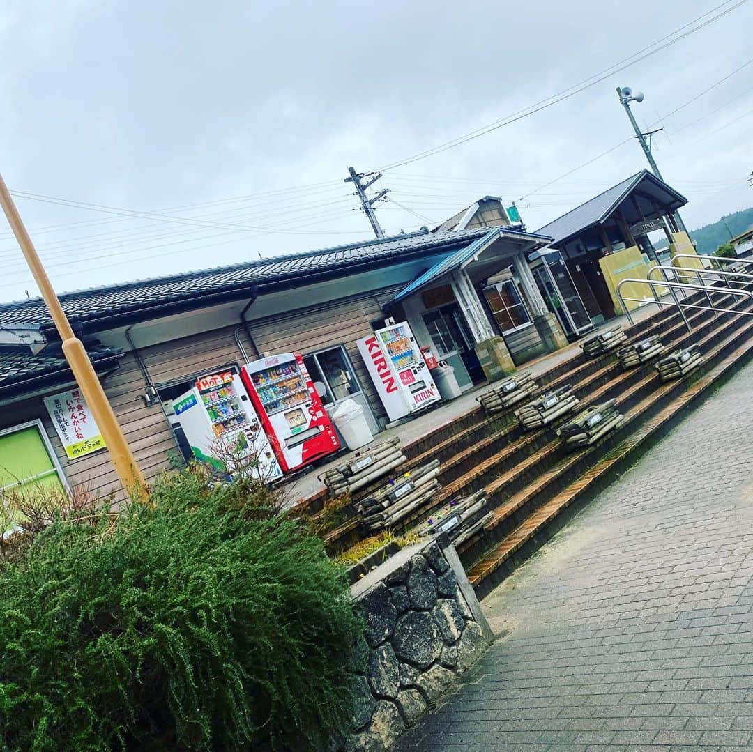 宮﨑拓也さんのインスタグラム写真 - (宮﨑拓也Instagram)「仕事で石川県に行ってきました！  移動してランチ食べて地元の方と触れ合いました！  あっとゆうまの一日でした！  素敵な一日をありがとうございました！  #石川県 #吉本 #新喜劇 #ランチ #海鮮 #ぶちうま」1月15日 18時15分 - wb_miyazaki