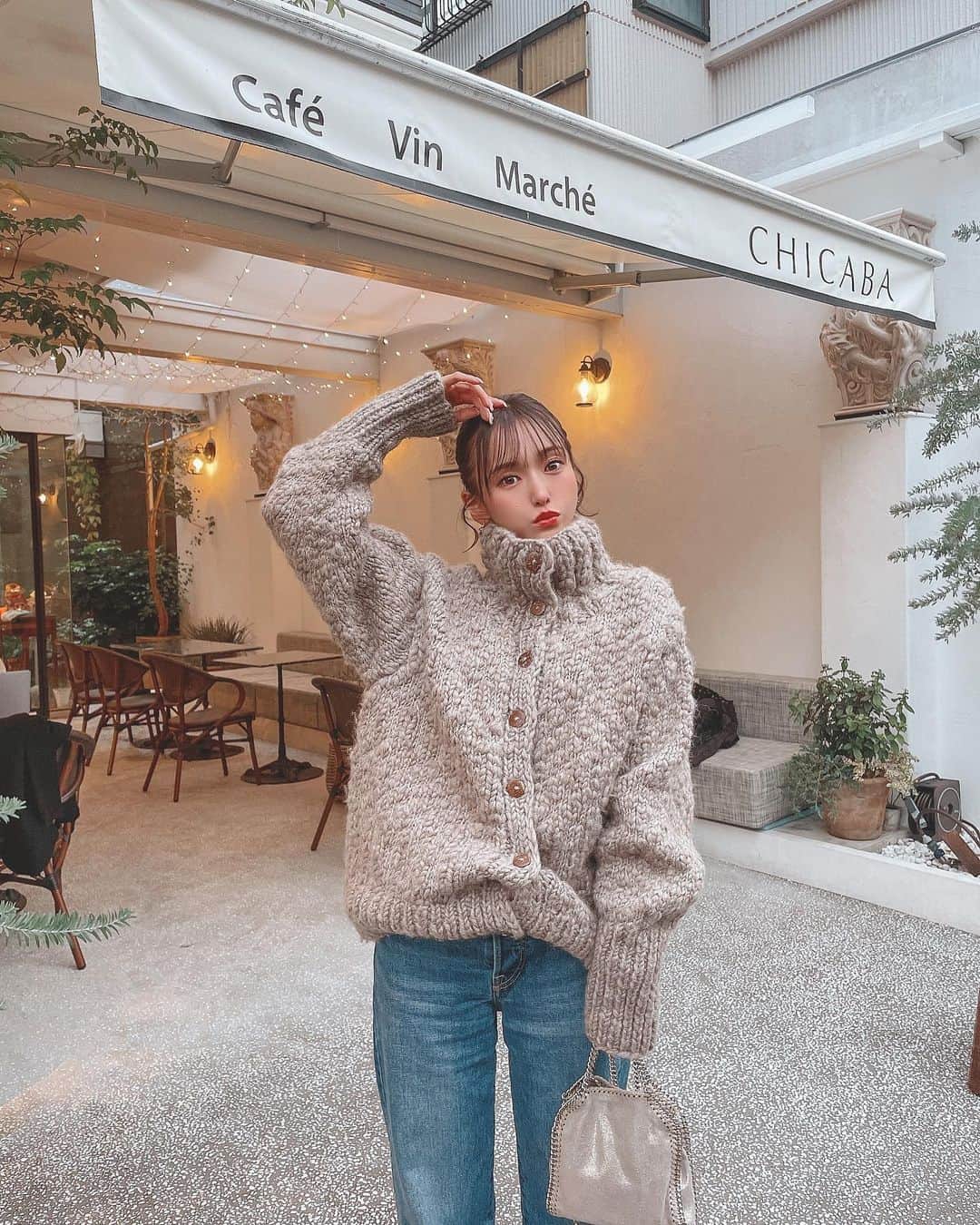 引地裕美のインスタグラム：「🧸🧁🤎💭  最近カジュアルがすき☺️ この寒い時期にアウター着なくてもポカポカなくらい暖かいもこもこニット🧶♡♡♡  おしゃれな外観のカフェ🤍 @unlivre_cakes  晴れてたらテラスも最高だろうな🫶🏻  #池尻大橋カフェ #三茶カフェ  #みんちゃんカフェ巡り ☕️ #ungrid #ヘアアレンジ #hairarrange #UMine #japan #옷스타그램 #데일리룩 #코디스타그램 #每日穿搭 #일본 #얼스타그램 #照片 #粉我 #japanesegirl」