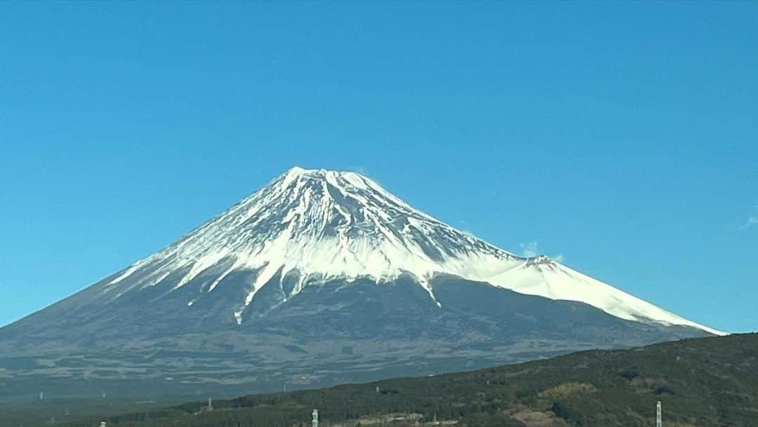 ムッシュピエールさんのインスタグラム写真 - (ムッシュピエールInstagram)「今年実家に帰った時に見た富士山 それから地元のお寺 鑁阿寺（ばんなじ）参拝 限定公開の阿弥陀さんを拝みました。  どうしてもタグをつけるのが面倒でインスタをあまり開かないのざますが、せっかくなので今年はもう少しインスタ投稿しようかなって思うざます  #鑁阿寺」1月15日 18時19分 - m.pierr