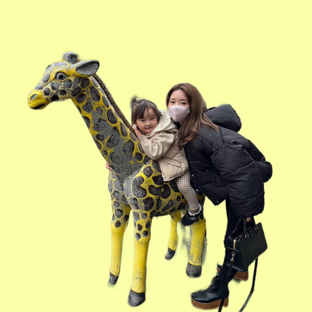 畠中清羅 のインスタグラム：「_  キリンを見つけて大喜びな娘🦒💕  写真撮れて大満足のようで るんるんにしてた🤣  よく見るとキリンさんのおめめが怖いのよ。笑  #親子#親子写真#女の子ママ#女の子コーデ#キッズコーデ#ママコーデ」