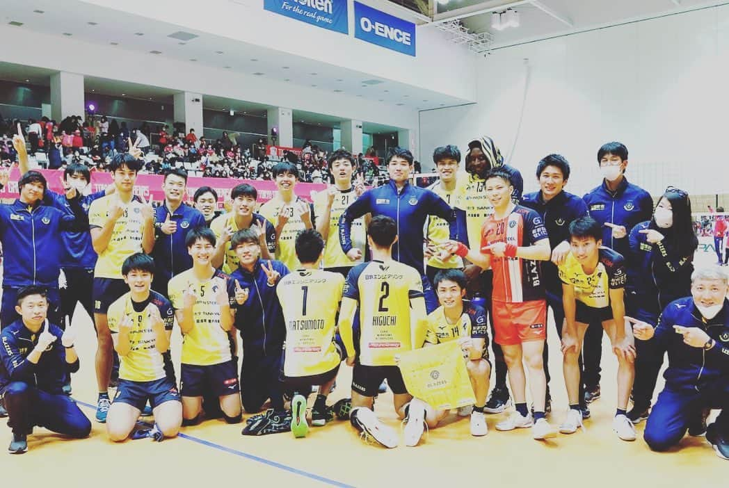 山本智大のインスタグラム：「今週の墨田大会では2連勝することができました✨ 来週は和歌山ホームゲームでジェイテクトさんとの試合になります！！ リーグもいよいよ後半戦が始まるのでまた気を引き締めて頑張っていきたいと思います✊ アウェイにも関わらず、自分のユニホームやタオルを持って応援していただくのは嬉しいですね👏 #Vリーグ #バレーボール #堺ブレイザーズ #リベロ #山本智大 #zamst #アームスリーブ #秋間かっこよ」