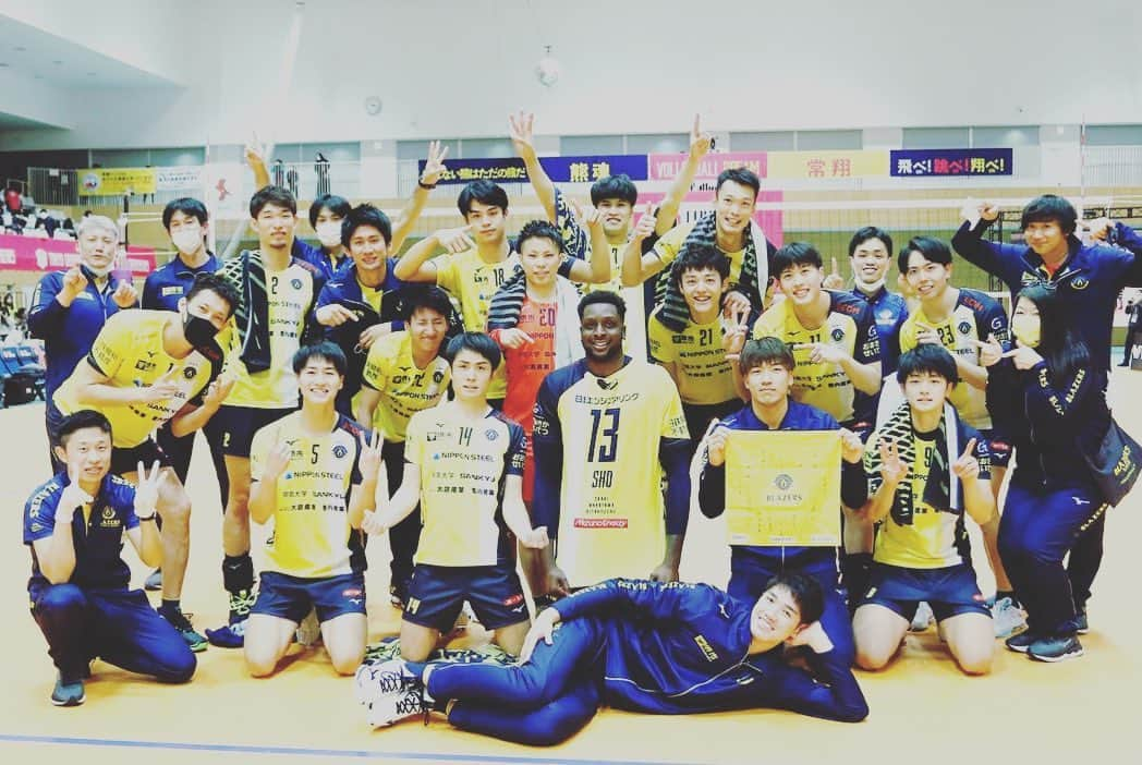 山本智大さんのインスタグラム写真 - (山本智大Instagram)「今週の墨田大会では2連勝することができました✨ 来週は和歌山ホームゲームでジェイテクトさんとの試合になります！！ リーグもいよいよ後半戦が始まるのでまた気を引き締めて頑張っていきたいと思います✊ アウェイにも関わらず、自分のユニホームやタオルを持って応援していただくのは嬉しいですね👏 #Vリーグ #バレーボール #堺ブレイザーズ #リベロ #山本智大 #zamst #アームスリーブ #秋間かっこよ」1月15日 18時40分 - tomohiro_yamamoto