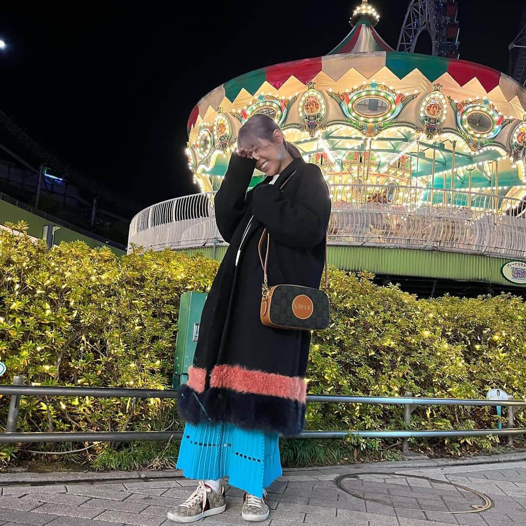 あおいれなのインスタグラム：「夜のメリーゴーランドってエモいよね🎠🤍💙 休日のれなぱんの過ごし方‪- ̗̀ ꪔ̤̥ꪔ̤̮ꪔ̤̫ ̖́-‬💮 #メリーゴーランド#エモい #休日 #私服 #息抜き #冬の夜」