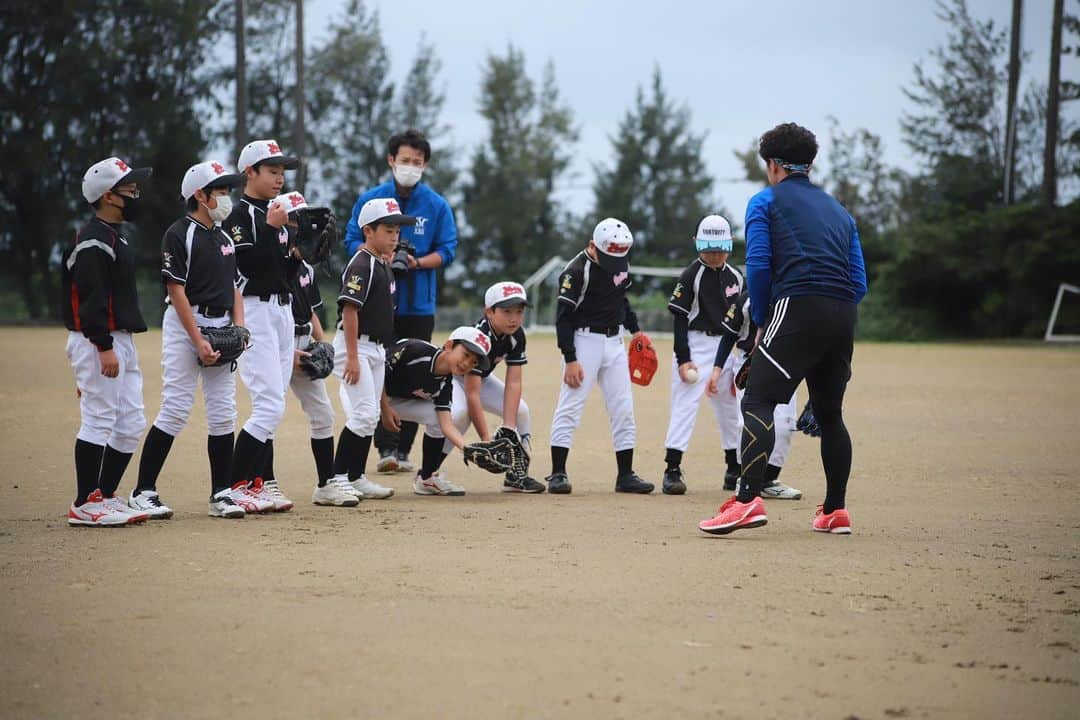 近本光司さんのインスタグラム写真 - (近本光司Instagram)「与論島で野球教室しました⚾️ 与論の子供たちとも触れ合いたくて、今年やっと実現できました✨  またこうして子供達の思い出になってくれたら嬉しいな😙  勝手に与論ポーズを作りました🏖  #阪神タイガース #近本光司  #与論島 #沖永良部島  #沖永良部自主トレ #与論ブルー #与論ポーズ  小学生との対戦で、、、」1月15日 18時38分 - koji_speed5