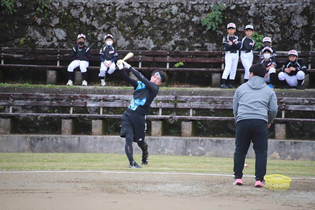 近本光司さんのインスタグラム写真 - (近本光司Instagram)「与論島で野球教室しました⚾️ 与論の子供たちとも触れ合いたくて、今年やっと実現できました✨  またこうして子供達の思い出になってくれたら嬉しいな😙  勝手に与論ポーズを作りました🏖  #阪神タイガース #近本光司  #与論島 #沖永良部島  #沖永良部自主トレ #与論ブルー #与論ポーズ  小学生との対戦で、、、」1月15日 18時38分 - koji_speed5