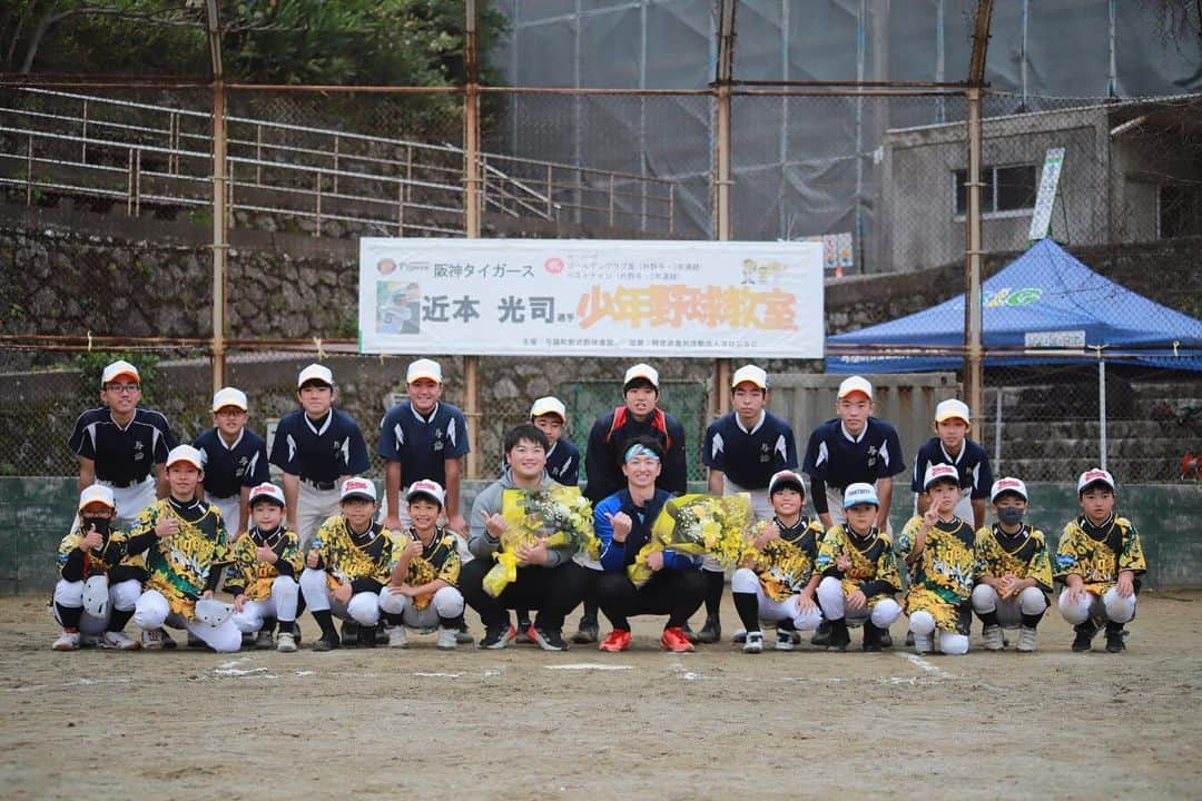 近本光司のインスタグラム：「与論島で野球教室しました⚾️ 与論の子供たちとも触れ合いたくて、今年やっと実現できました✨  またこうして子供達の思い出になってくれたら嬉しいな😙  勝手に与論ポーズを作りました🏖  #阪神タイガース #近本光司  #与論島 #沖永良部島  #沖永良部自主トレ #与論ブルー #与論ポーズ  小学生との対戦で、、、」