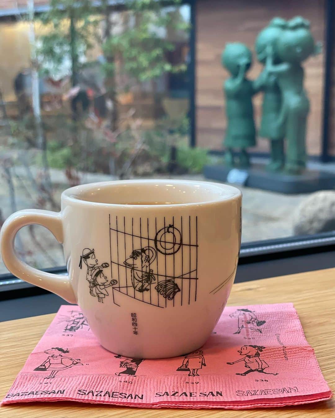 のインスタグラム：「長谷川町子記念館のカフェにて。 注文すると、番号札の代わりに、キャラ札が渡され、そのキャラの名前で呼ばれます。  前回は「マスオさーん」 今回は「タマー！」と呼ばれました。  ほんとうに猫のタマを呼ぶように、 ちょっと大きな声だったので、 思わずこちらも「はい！」と大きな声で返事をして受け取りに行きました。  「いじわるばあさん」もあるそうで、 どうかそれが当たりませんようにと 心の中で祈っています。 そして「サザエさーん」と呼ばれて 「はーい！」と言うのをやりたくて、 サザエさんのキャラ札をもらえるまで 通ってみたいとも密かに思っています。  注文すると、店内にある漫画が読み放題。 今回は、サザエさん1巻を読みました。  昭和21年から、新聞の夕刊に掲載されたサザエさんの4コマ漫画は、闇市、代用食、引揚といった戦後昭和の生活を知ることができる資料でもあるのだなあと。 ゆっくり読み進めて、その変遷を辿っていきたいと思いました。  マグカップは、すべて違う町子作品の絵柄が、手作業で焼き付けられている記念館オリジナルのもの（非売品）だそうです。 その数なんと、100種類…！ 行くたびに沢山の楽しみがあるカフェ。 今年は美術館併設のカフェも、 色々行ってみたいなぁ☕️  #長谷川町子記念館 #喫茶部 #サザエさん」
