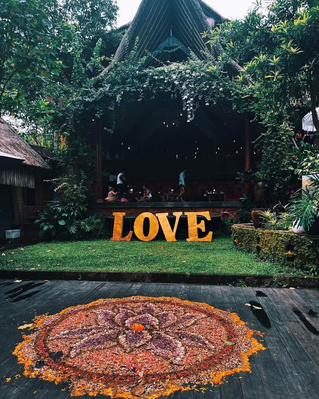 文音のインスタグラム：「#ubudbali  “THE YOGA BARN” 永遠に居れたThe yoga barn. ヨギーなら1度は訪れた方がいい場所🧘‍♀️🌿 大自然の中にあるこのyoga barnは敷地内に7つもスタジオがあって1週間に100個ものクラスを開催している。 世界のヨギー達がここに集まってプラクティスする。 ヨギー達の聖地。 私からしたらまるで天国🤤✨  男女半分づつくらいいて、早く日本でも男女問わずヨガ楽しめる日が来たらいいのになーって。  サーランバシルシャーサナ(三点倒立)に挑戦しようとしてなかなか此処では揺らいで安定しなかった私にYou can do it!! と言っていきなりアジャストに入ってくれたヨギーのおじさん🧘🏽‍♂️ 30秒程で過去1番綺麗なサーランバシルシャーサナが出来たのではないだろか笑  あれは一体誰だったんだろ…何も言わずに去って行った。 相当なヨギーだったな🤔  この環境と人が生み出すエネルギーがとても心地良かった。  Shiwa Rudraksha工房📿 ヨギー必須のルドラクシャも工房に行ってオーダーメイドで作ってもらった😌 いつかマーラ持ちたい。 #rudraksha  巨大なバヤン樹。 現地の人も樹齢何千年か分からない大きなバヤンの木🌳 土砂降りの中傘捨ててはしゃいだらどっと疲れたけどまじで物凄いパワー。🦣  海に浮かぶタナロット寺院。 嵐だったのに行ったら夕陽が覗いた。なんとも神秘的な場所。  東京に帰って来て忙しい街と忙しい液晶画面に酔って目眩がしてしまったのは人生で生まれて初めてでした。笑  自然の力ってすごいね。  バリ島ガイドのウィちゃん。 @wii_chan79balitou_gaido  テリマカシー🙏🏻  シワルドラクシャのデディさんとクミコさん。 @shiwarudraksha  テリマカシー🙏🏻  沢山のご縁に感謝。 神々の宿る島。バリ島。 また戻ってくると思う。  旅は自分を強くする。 気づきを磨く旅をしよう。  Know yourself, see the world. Journey makes you vulnerable and stronger.  🪷  #theyogabarnubud  #yogini#yogi#shiwarudraksha #analyzeyourself#knowyourself #loveyourself」