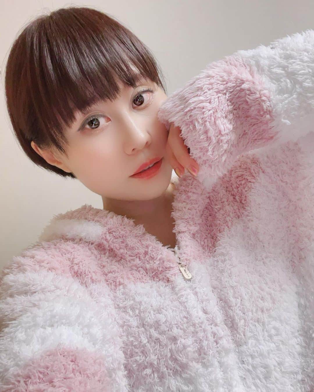 のインスタグラム：「gelato piqué💕  女性には特に人気のブランドです✨ルームウェアは着たことがなかったのですが初めて購入してみたところ、こんなフワフワなのと感動してます🥺  @gelatopique_official  #ジェラートピケ #gelatopique #ルームウェア #ルームウェア女子」