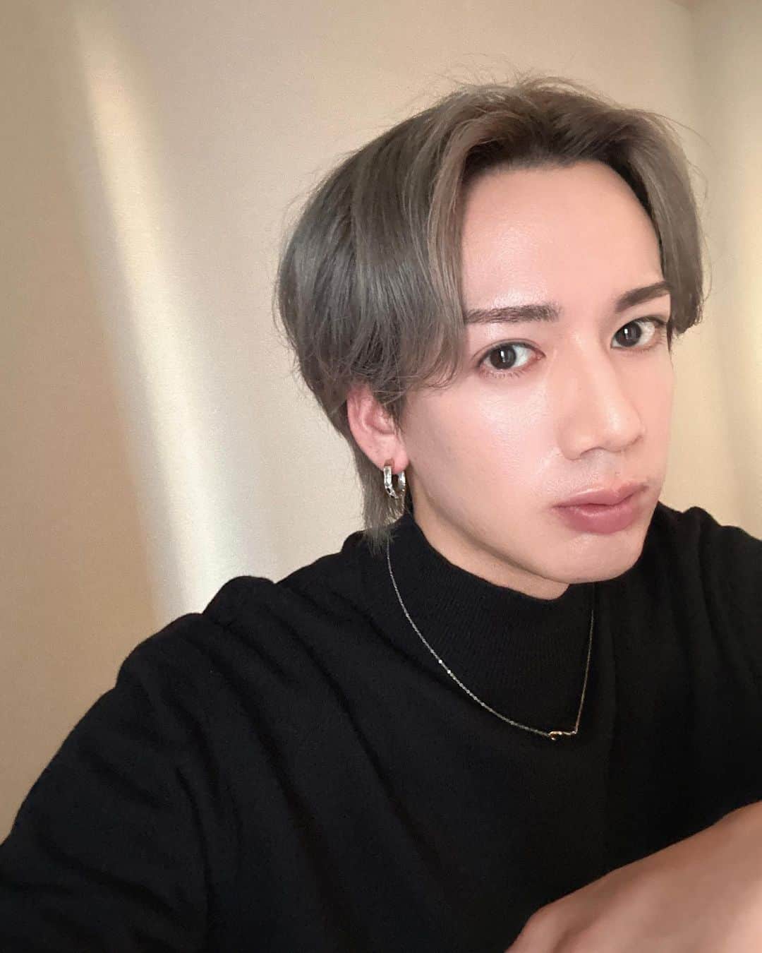 石黒慎太郎のインスタグラム：「⁡ ストーリーには前々から書いてたんだけど 年末にクマ取りしてきました🔥🔥 ⁡ 老けて見えるし超気になっていながら 施術怖くて避けてたんだけども、ようやく！笑 施術も寝て起きたら終わってたし DTも一週間後には全く気にならないくらいで 完成もとっても満足⭕️⭕️⭕️ マジでやってよかった！！！！！ ⁡ 担当してもらったのは @dr.yumiko.k  ⁡ 『しんちゃんのSNS見た』で、河合先生にDMで予約するとクマ取りが20%OFFになります！ ※2023年2月15日までに予約した方の特別キャンペーン  クマ取り気になってる方は良かったら一度カウンセリングしてもらってみてね✨ ⁡」