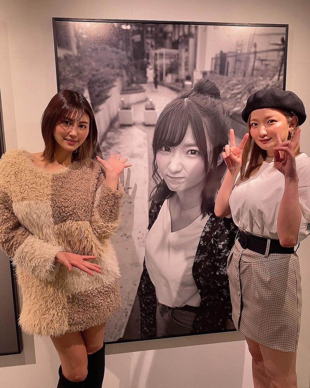 美乃すずめさんのインスタグラム写真 - (美乃すずめInstagram)「＊  めいちゃんの写真展に行ってきたよ〜💕 モノクロが映えるし、ナチュラルな表情のええ写真盛りだくさんやったし、おっぱいの下の腹筋縦筋に悶々とエロスを感じておりました。 3年分の思い出が詰まってる素敵な写真展でした☺️」1月15日 18時51分 - suzume_mino