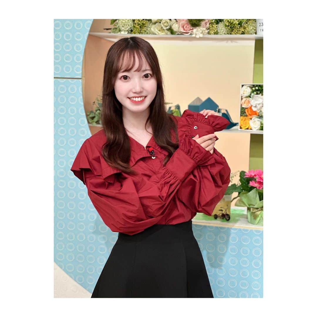 石井奏美のインスタグラム：「昨日のシアワセ気分の衣装です👗 袖のフリルが可愛いワインレッドのブラウスでした🍷  皆さん今日も1日お疲れ様でした💐🧸  #岡山#香川#アナウンサー」