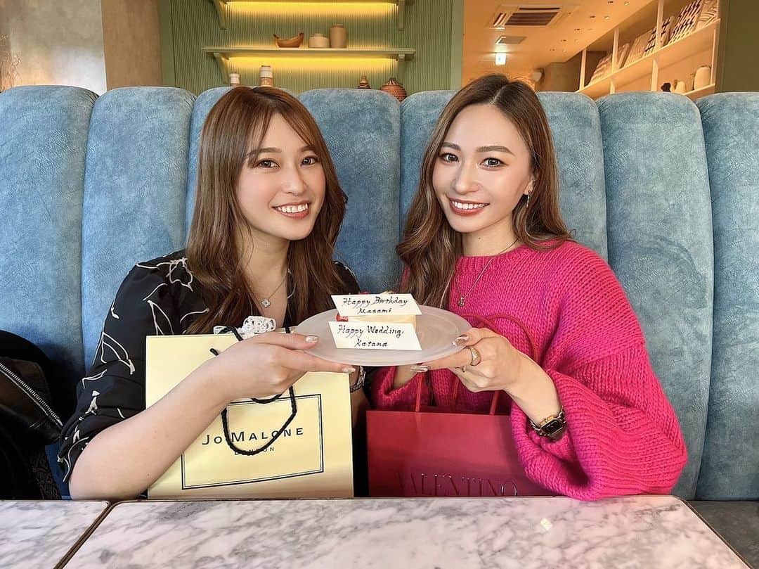 神田藍香のインスタグラム：「久しぶりにまあさとランチ😋🍴💕 ⁡ 結婚式に来られなかったからと お祝いしてくれたんだけど まあさの誕生日のお祝いをしたくて 事前にお店に頼んだんだけど 考える事同じだったww🤭  まさかのプレート2枚wwww ⁡ そして面白かったのは名前がKaatanではなく katanaになってた🤭 変えてもらおうよと優しいまあさありがとうね💕 これはこれで面白かったよ⁽⁽٩(๑˃̶͈̀ ᗨ ˂̶͈́)۶⁾⁾⁽⁽٩(๑˃̶͈̀ ᗨ ˂̶͈́)۶⁾⁾ プレゼントもありがとう🎁 ⁡  ⁡」