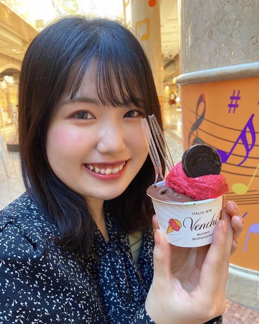 のえりんのインスタグラム：「写真撮るのに夢中でジェラート溶けてるしスプーン２つ付いてんのなんか普通に匂わせみたいになってて草……友達とシェアしてるだけです…… ⁡ バレンタインが近付いてきてチョコレートフェアやってたり期間限定スイーツが出てたりたまらん季節になってきたな🍫みんなは誰かあげる人とかいるんですか😄⁉️ボクに教えてほしいナ😍ナンチャッテ‼️💦 ⁡ ワンピース: #mercuryduo @mercuryduo_com  ⁡ #ジェラート #venchi #スイーツ #梅田カフェ #梅田グルメ #バレンタイン #もちろん私は自分用」