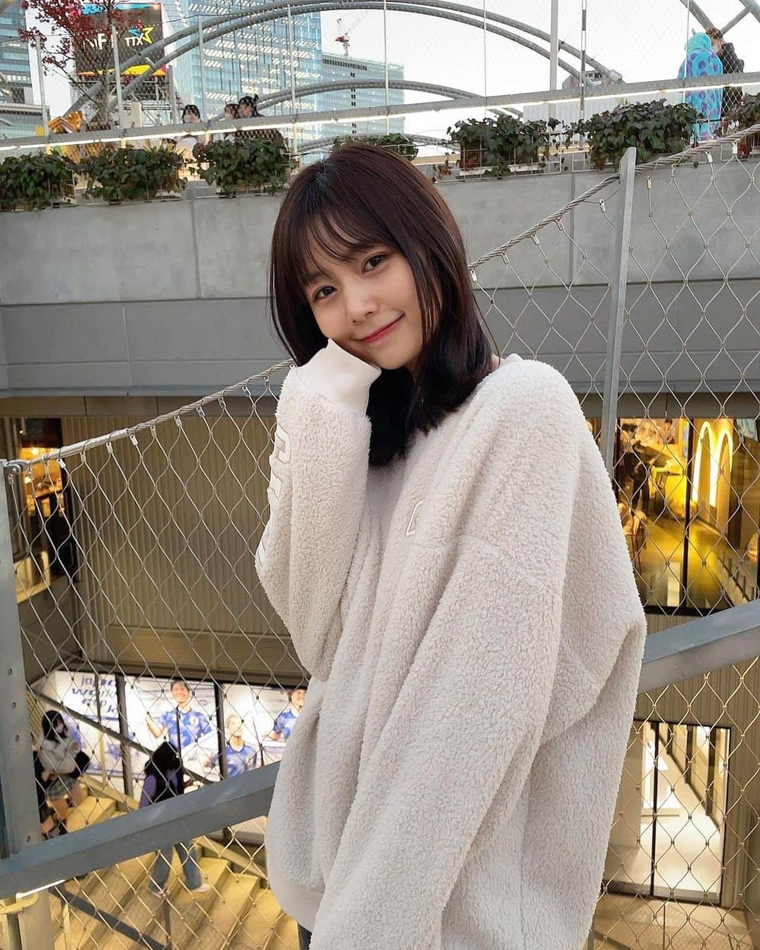杉浦みずきのインスタグラム：「. GAPのモコモコスウェット あったかいからふらっとどこか行くときに🐶  最近ラフな服ばっか着ちゃう😂」