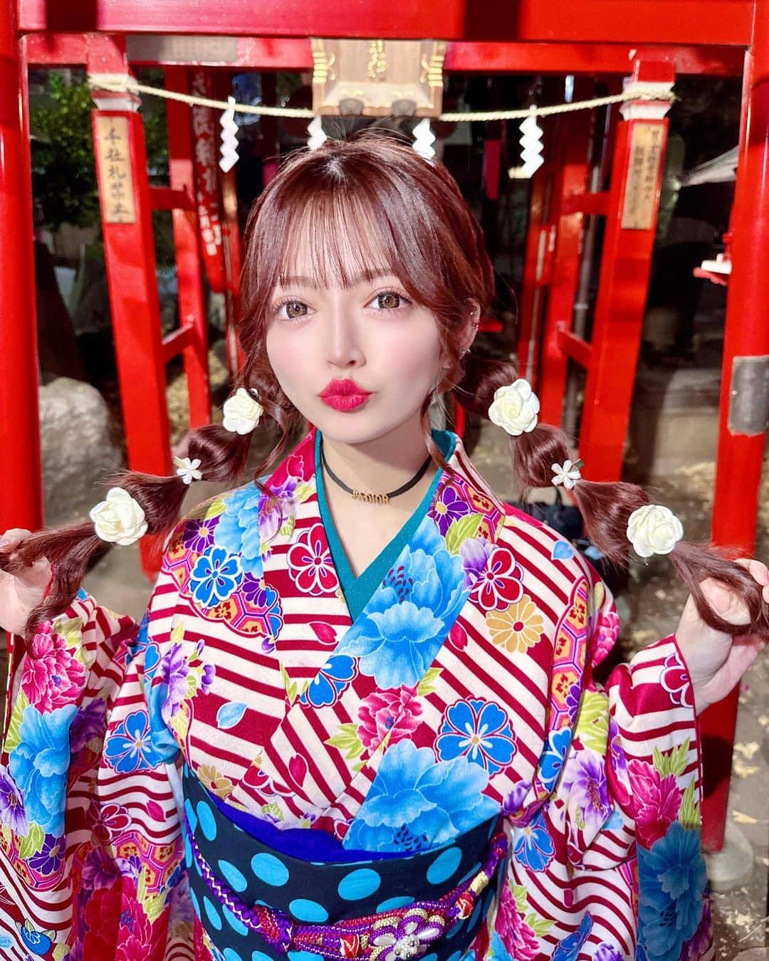 まりかのインスタグラム：「⁡ 着物着て写真撮ったから たくさん載せちゃう👘💖 ⁡ ⁡ ⁡ #歌舞伎町 #キャバ嬢 #キャバクラ #新宿 #ミナミ #北新地 #大阪 #名古屋 #錦  #かわいい #着物 #着物ヘア #玉ねぎヘアー  #ツインテール #神社 #イベント #新春  ⁡ ⁡ ⁡」