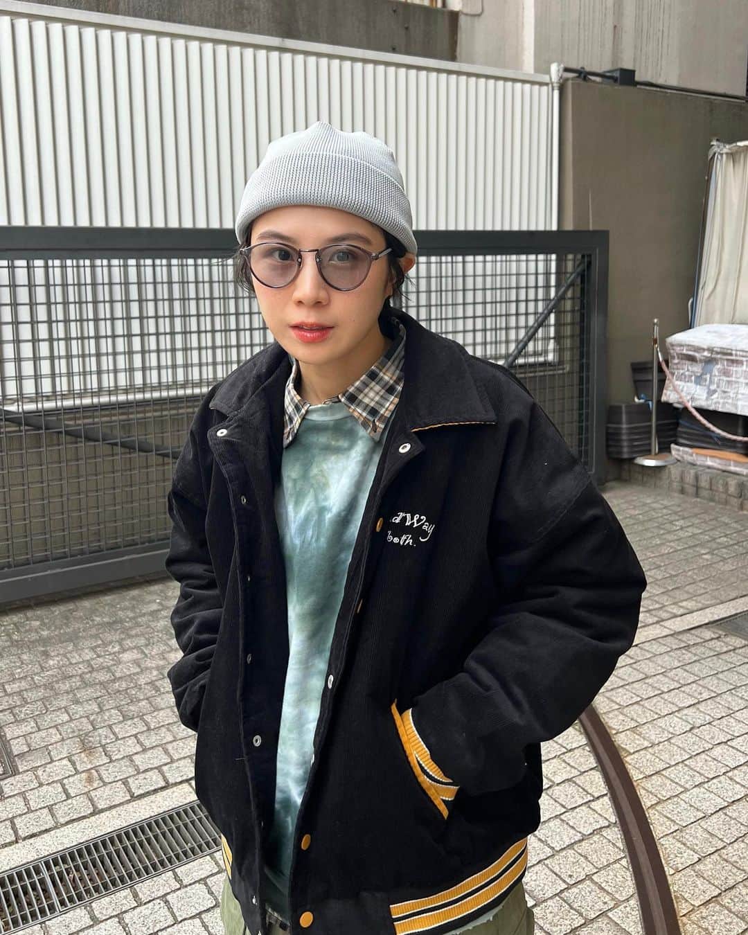 光永のインスタグラム：「スーパーメンズライクコーデ🕶 おニューのアウター激渋です❤️‍🔥襟立てて黄色のとこ見せるのも好き。 タイダイスウェットは細かくダメージ入っててかっこいい。 そんなとことんメンズアイテムな日でした。 ㅤㅤㅤㅤㅤㅤㅤㅤㅤㅤㅤㅤ アウター、スウェット：#badway パンツ：#cpcm スニーカー：#etnies キャップ：#override  シャツ：#columbia  ㅤㅤㅤㅤㅤㅤㅤㅤㅤㅤㅤㅤ #ootd#outfit #メンズライク #冬コーデ #レイヤードコーデ #メンズライクコーデ #カーゴパンツコーデ #骨格ナチュラル #骨格ナチュラルコーデ #ブルベ冬 #ブルベ冬コーデ #タイダイ柄 #ストジョ」