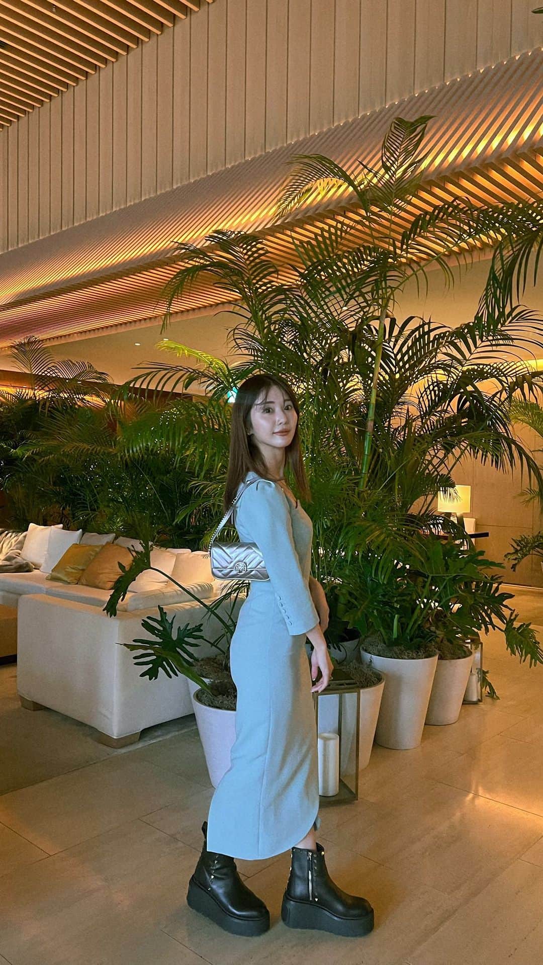 のインスタグラム：「🗼♥️✨  📍 @toranomonedition   dress#BrideAndYou bag#METROCITY shoes #VALENTINO   #outfit#coordinate#fashion#fashionstyle#コーデ#ホテルランチ#虎ノ門エディション」