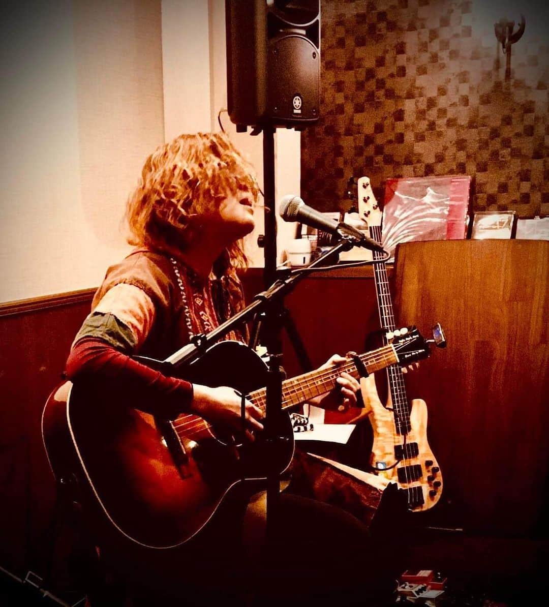 Tammyのインスタグラム：「昨晩は、今年初ライブでした😊  ご来場下さった皆さま、  ありがとうございました❣️  関係者の皆さま、お疲れ様&ありがとうございました♪  楽しい夜になりました♬  いただいた写真載せます＾＾  無事に唄い始めれたので、  そろそろ今年のライブの予定組み立ててゆきたいなと思います。  今年も色んな所に唄いにゆけたらと思います😊  全てに感謝です♡  @tammyyanen   #Tammy #タミー #Tammyyanen #photo #シンガーソングライター #唄 #singer #songwriter #acousticguitar #artist  #music #song #恩学 #音楽 #live #love #life #ライブ #弾き語り #ギターとラブレター #2023 #アコギ #滋賀 #大津 #唄い始め #楽しかった #ありがとう #thankyou #感謝」