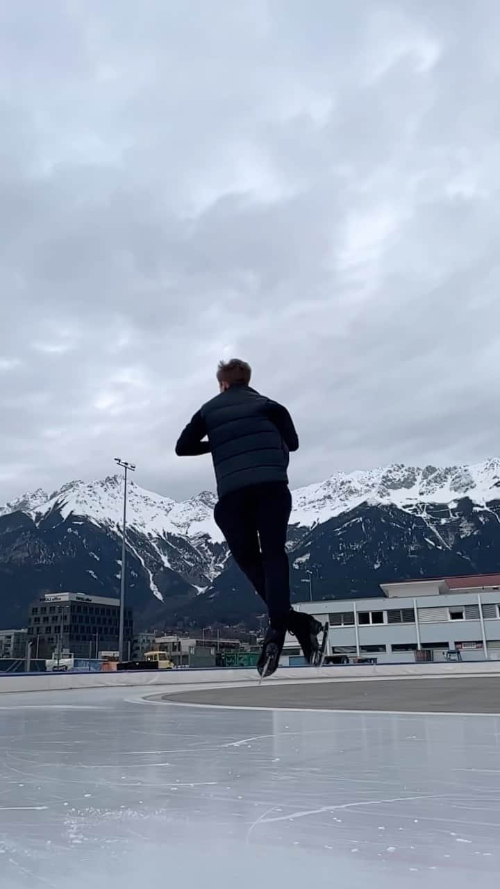 イワン・ビッチのインスタグラム：「video credits @ericradford85 #innsbruck #holidayonice #supernova #phoenixblades」