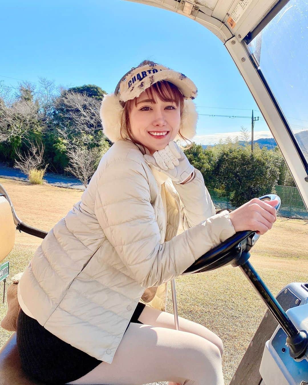 のインスタグラム：「初のカート運転🚖✨✨ 前回、前々回は止まる時と進む時のボタン押すだけだったから、運転するの楽しい〜🙌🏻✨  子供の頃のゴーカート思い出すから、ゴルフするのと同じくらい楽しんでました😂車の運転も、大好きなのです♪  この日はコスモクラシックへ⛳️ また直前割りで行ったので、食事付きで6000円で行けました！ ゴルフ場探し名人🤭 カート道がガタガタだったので、アトラクションみたいで、更に楽しかったのです🤭🤭  練習動画やラウンド動画も増えてきたので、そろそろSNSもゴルフアカウント⛳️作ろうかなぁ💪💪🏻💪🏽  仕事も頑張れる趣味って、大切ですよね☺️  #ゴルフ女子 #ゴルフ #ゴルフコーデ #ゴルフウェア #ゴルフ初心者 #ゴルフスイング #ゴルフ練習 #ゴルフ好き #ゴルフ仲間募集 #ゴルフ練習場 #ゴルフレッスン #ゴルフ場  #원스 #데일리패션 #japanease  #japaneasegirl #love #カメラ女子 #モデル  #大人可愛い #大人女子 #大人カジュアル #followme #ダンサー　#instagood #タビジョ #japan #笑顔が一番  #ありがとう」
