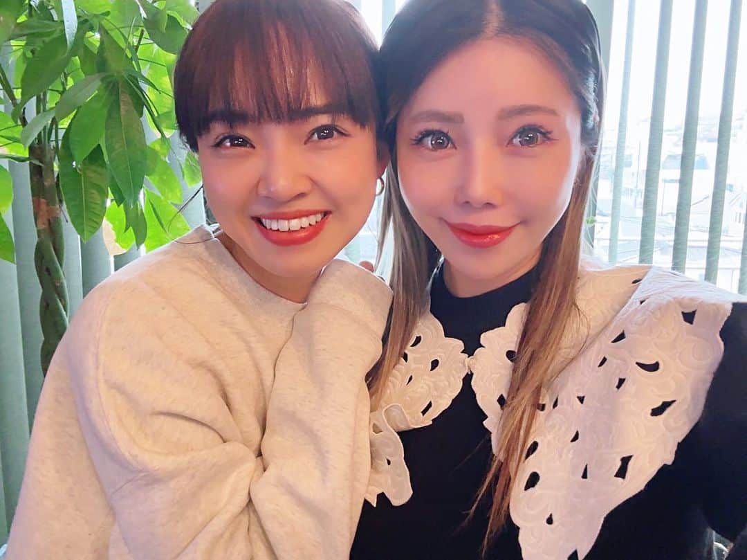 のインスタグラム：「2023年 住谷家初め❤️  @annasumitani  @razorramonhg   いつも住谷家の玄関入った瞬間からすぐに喋り始めて写真撮るの忘れるから、新年初だし♡ということで記念に📷❤︎  次男はいつも優しいぱんちゃんの腕をつかみ、お隣を離れませんでした。 というか、最後はまた膝の上乗ってた😅  今年は住谷家と何回一緒に旅行行けるかな✈️ 行きたいところ沢山🌈  今年も家族まとめて宜しくお願い致します👨‍👩‍👧‍👦👨‍👩‍👦‍👦」