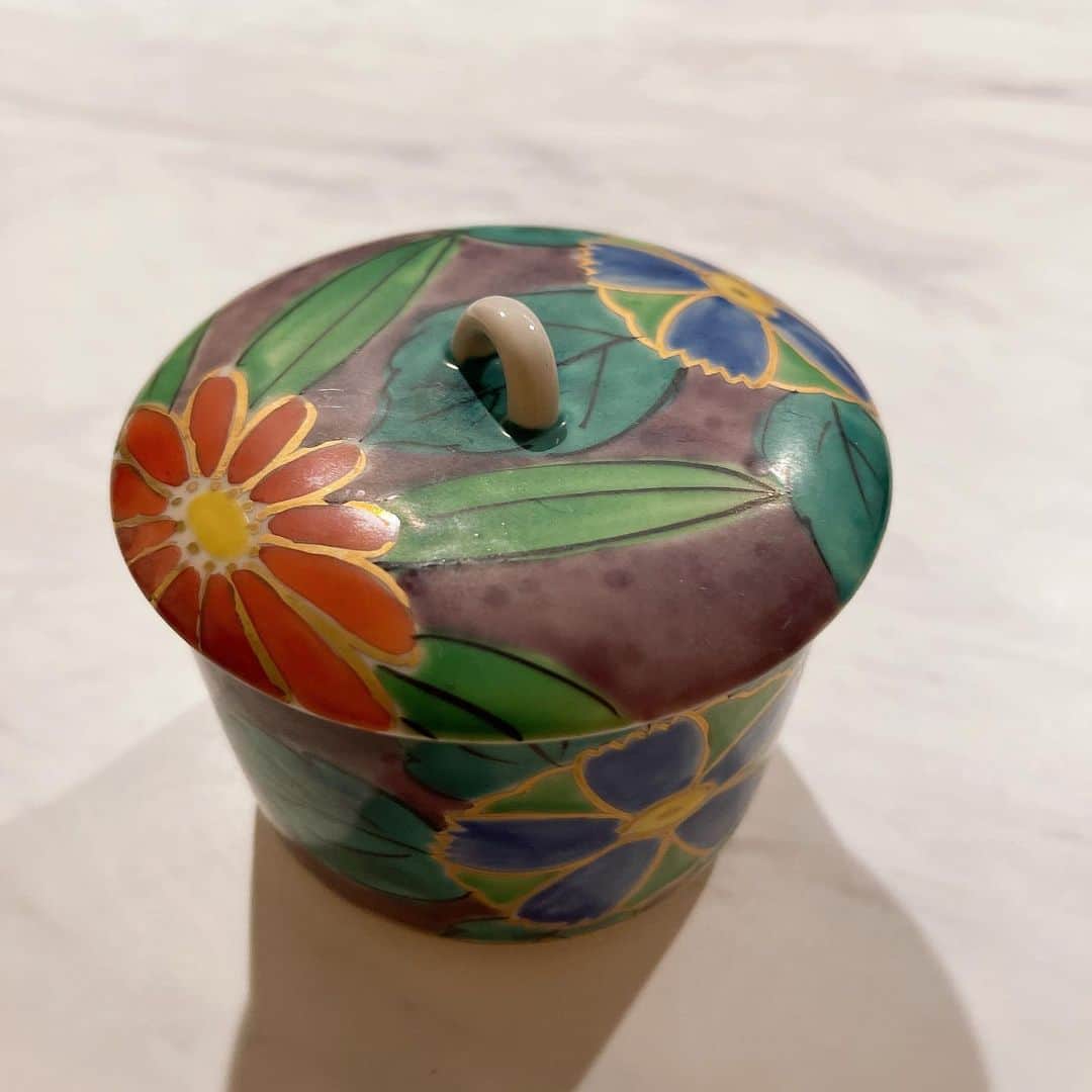 小日向えりのインスタグラム：「#世田谷ボロ市 #世田谷ボロ市戦利品   清水焼の花柄の器 名古屋帯 帯締め 水色とピンクの帯揚げ お着物に合いそうなビーズバッグ お着物に合いそうなレトロイヤリング 名糖牛乳🐄のノベルティガラスカップ ヨーロピアンな紙皿 小さな壺と🏺小さなお家🏠  久しぶりに行ったボロ市やっぱり楽しいなぁ🥰 骨董品って胸がトキメク🫰❤️」