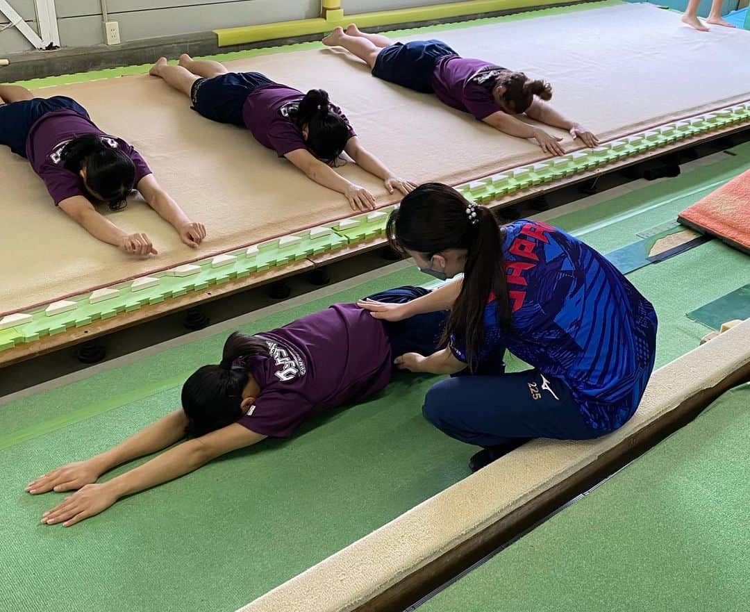 畠田姉妹（畠田瞳・畠田千愛）さんのインスタグラム写真 - (畠田姉妹（畠田瞳・畠田千愛）Instagram)「今回は2日間、ケンケン体操クラブの指導に行ってきました！  個人的にウォーミングアップやトレーニングは練習の中でもとても大事な要素だと思っています！  今回はそのウォーミングアップ、トレーニングを中心に自分が教えられることをたくさん伝えることができました！  今週、試合があるようなので怪我なく頑張って欲しいです！ 応援しています💪🔥  先生方には大変お世話になりました。ありがとうございました。   #ケンケン体操クラブ   #沖縄   #体操   #気温  #25度」1月15日 19時49分 - hatakeda_sisters