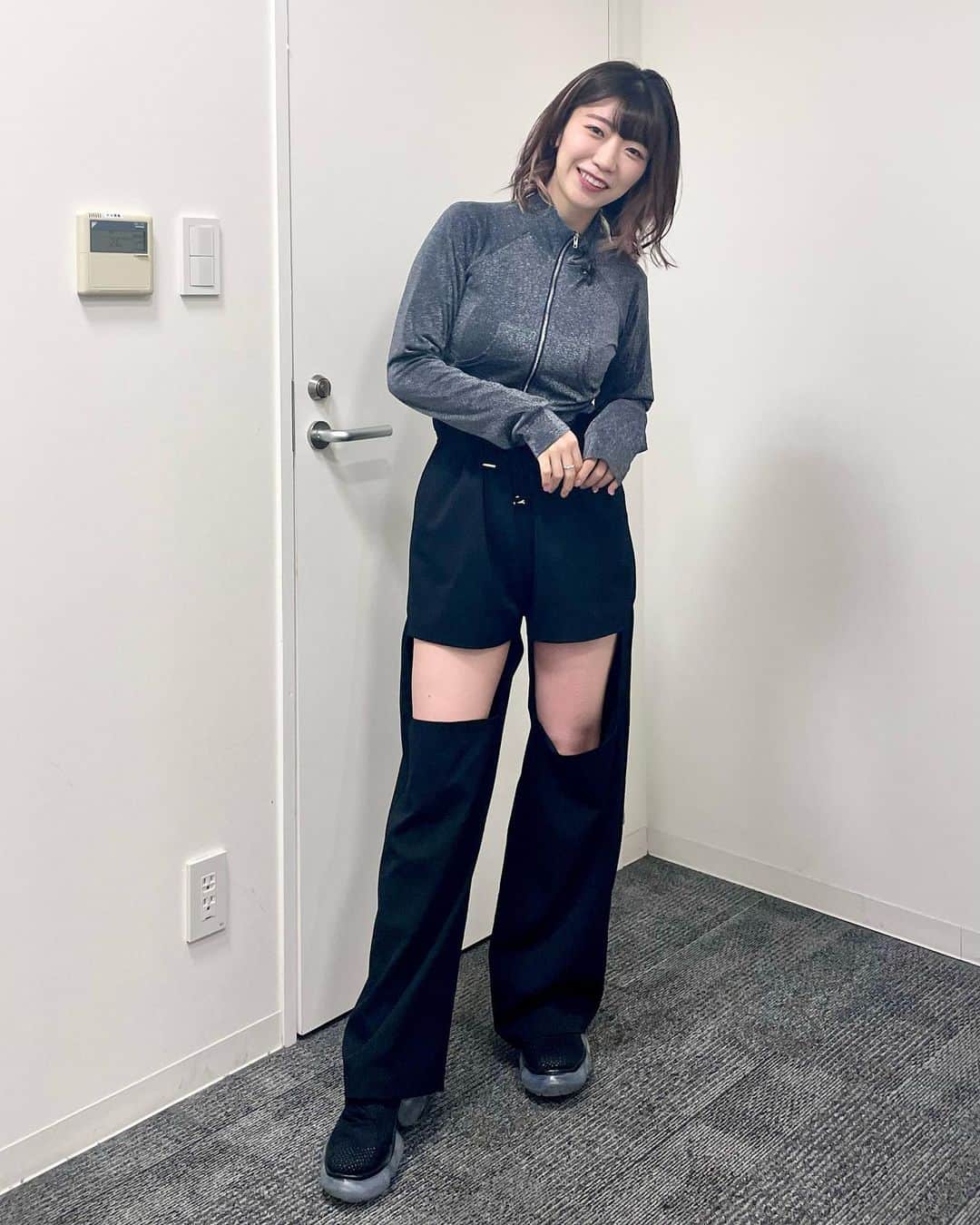 ぱいぱいでか美のインスタグラム：「くろーい🖤 . 昨日のABEMAで着てた私服！ まっくろくろすけでした〜✺ トップスがラッッメラメなので暗い印象にならなくて良い CIDER、ファストファッション通販なので いろいろと大丈夫かな？と思ったのですが ホームページを見る限りは心配なさそうなところも良いです🙆🏻‍♀️ . #cider #ciderclothing  #honeymihoney #grounds #でか美衣装 #でか美私服 #でか美ちゃん」