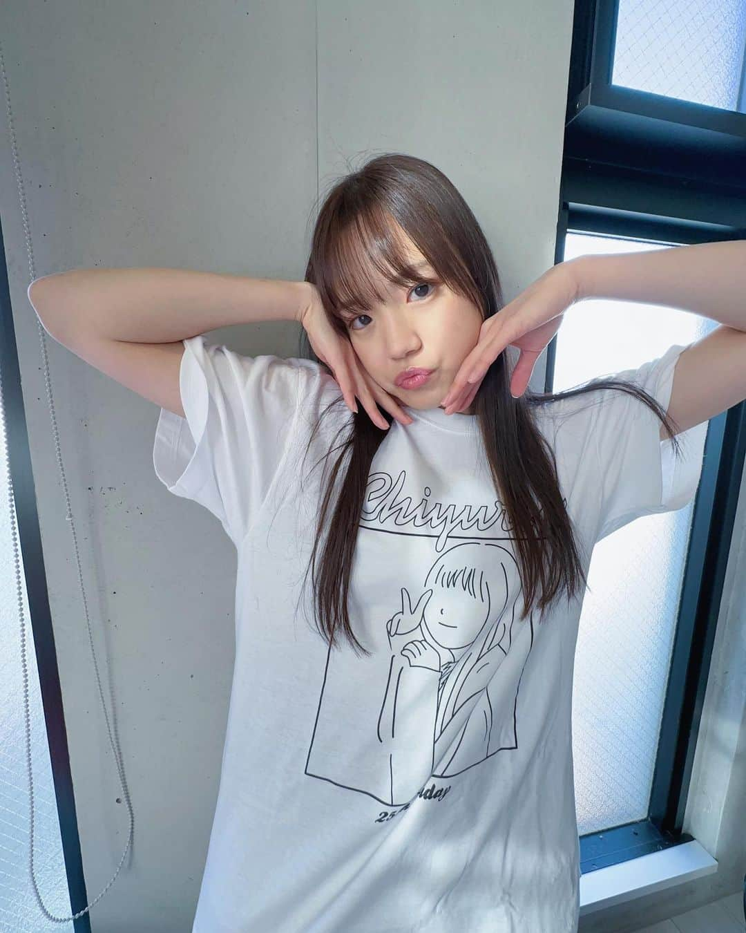 伊藤千由李さんのインスタグラム写真 - (伊藤千由李Instagram)「生誕グッズたち♡！ ⁡ 🧸Tシャツ🧸 白Tシャツが、みんな購入できる色です🤍 グレーは、1部のSチケット特典で、 ベージュは、2部のSチケット特典だよ！ （※Sチケット特典「Tシャツ」は、販売ブースにてスタッフからお渡しいたします。） ⁡ 🧸タオル🧸 これを持っていれば、「伊藤千由李」推し！！！！！！ ⁡ 🧸アクリルスタンド🧸 今回、キーチェーンも付いてるタイプにしました(^^) 立てて飾ることもできるし、カバンとか、ポーチとかにも付けられるよーん！！ ⁡ 🧸ステッカー🧸 Tシャツデザインのステッカー！！！ スクエアのコンパクトサイズなので、iPhoneケースに入れたり、パソコンとかに貼ったり、、、ぜひ色々な使い方をしてね！！！ ⁡ 🧸特典会参加券🧸 両部ともライブ終演後に、ブロマイドに宛名とサインを書いてお渡しする特典会があります！ 1部で4種類、2部で4種類のブロマイドがあるよ！ みんなとお話しできるのも楽しみにしてるので、是非！！！ ⁡ 以上、簡単にですが、グッズの説明でした〜(^O^) ⁡ 最後まで読んでくれてありがとう！！！ ライブ当日、会場でぜひゲットしてください(^^) ⁡ －－－－－－－－－－－－－－－－－－－－ ⁡  🧸伊藤千由李 25th BirthdayLive🧸 ⁡ 🎟チケット受付中🎟 プロフィールのリンクから申し込みできるよー！ ⁡ ■日時 2023年1月28日(土) 【1部〜Sweet〜】 OPEN 14:00〜 START 14:30〜 【2部〜Bitter〜】 OPEN 18:30〜 START 19:00〜   ■会場 unravel tokyo   ■料金 Sチケット : 8,000円 (限定枚数/優先入場/オリジナルTシャツ付き 1部:グレー 2部:ベージュ※お渡しは販売ブースにて) 一般チケット : 3,500円」1月15日 19時53分 - chiyuri_ito_official