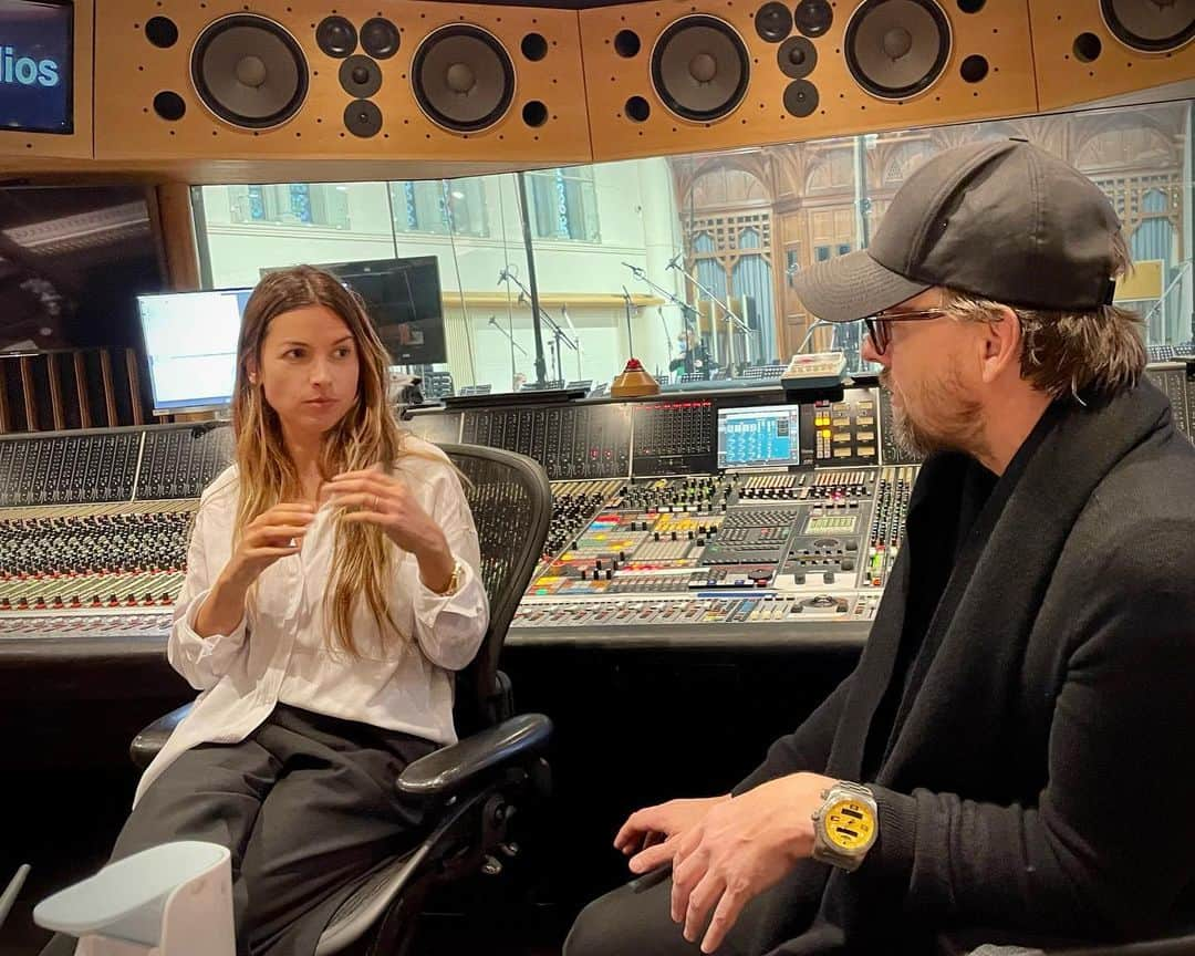 ヨアヒム・ローニングさんのインスタグラム写真 - (ヨアヒム・ローニングInstagram)「Wow! What an incredible 8 days at @airstudioslyndhurst scoring YOUNG WOMAN AND THE SEA 🏊‍♀️ A big thanks to composer Amelia Warner, her amazing team and over a hundred musicians for making the movie come truly alive! This is my favorite part of the filmmaking process where I get to sit back and take it all in (while eating lots of pastry!)💙@disney」1月15日 19時53分 - joachimronning