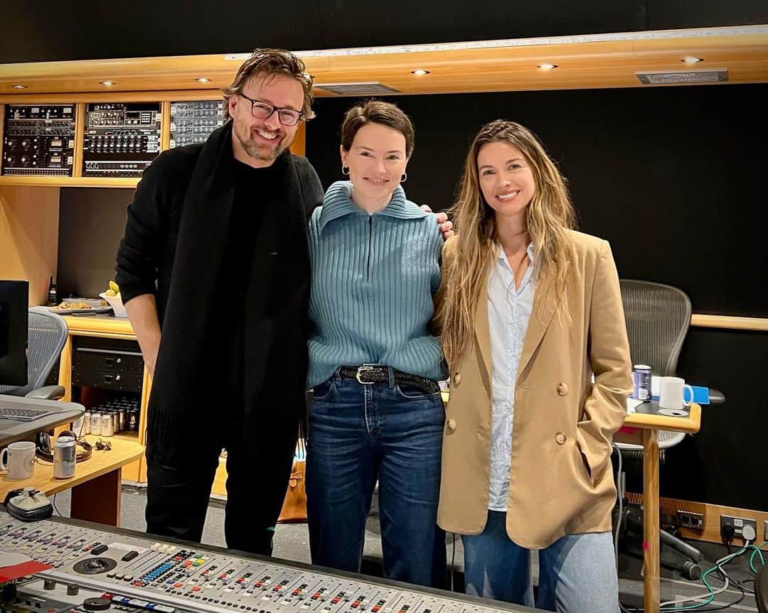 ヨアヒム・ローニングのインスタグラム：「Wow! What an incredible 8 days at @airstudioslyndhurst scoring YOUNG WOMAN AND THE SEA 🏊‍♀️ A big thanks to composer Amelia Warner, her amazing team and over a hundred musicians for making the movie come truly alive! This is my favorite part of the filmmaking process where I get to sit back and take it all in (while eating lots of pastry!)💙@disney」