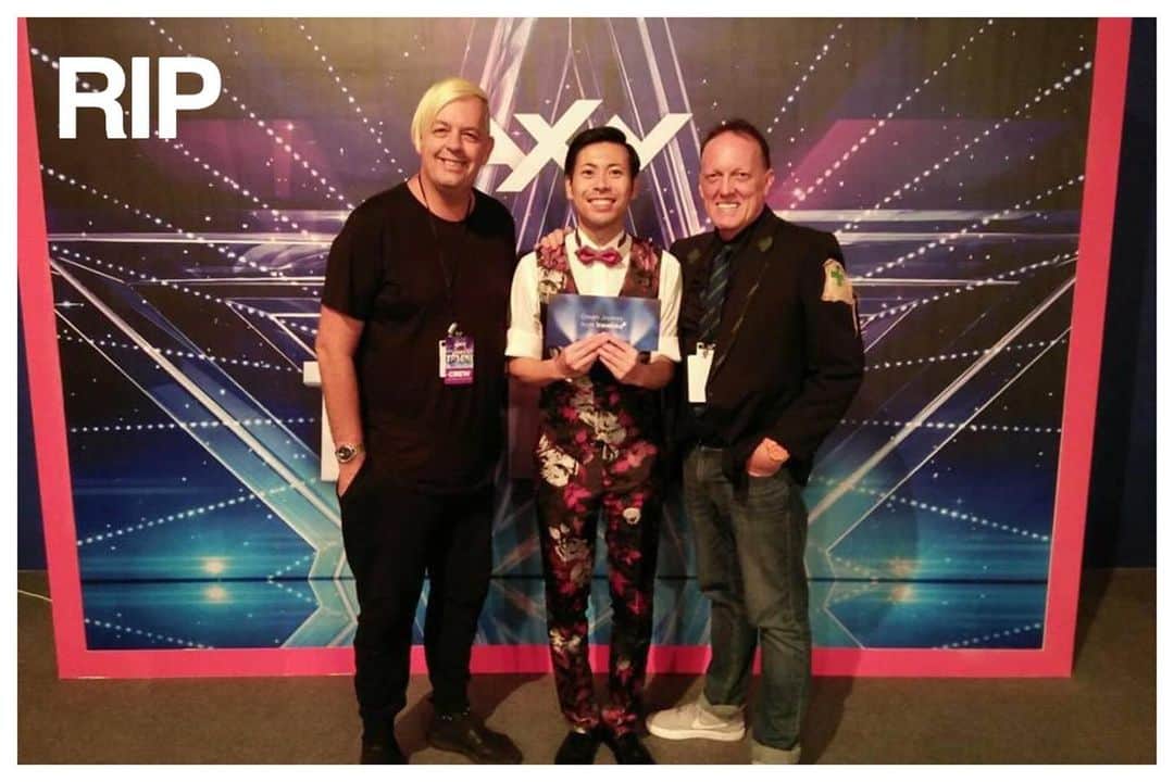 アキラ・コンチネンタル・フィーバーのインスタグラム：「心よりご冥福をお祈りいたします。 Mr. david.  We pray for the souls from the bottom of my heart.  I am very saddened by the sudden news of his passing.  Thank you for listening to so many stories at Got Talent.  I will continue to wear the costumes made by david and Chris!  See you in heaven! !  I hope you are looking forward to the magic show in heaven.  1.2.3....pippiiiiii🌟   davidさん。突然の訃報に驚きとても悲しいです。ゴットタレントで沢山話を聞いてくれてありがとうございました。davidさんとChrisさんが作ってくれた衣装、これからもずっとずっと着ます！また天国で会いましょう！！天国でマジックショー楽しみにしていてね。1.2.3....pippiiiiii🌟 #rip」