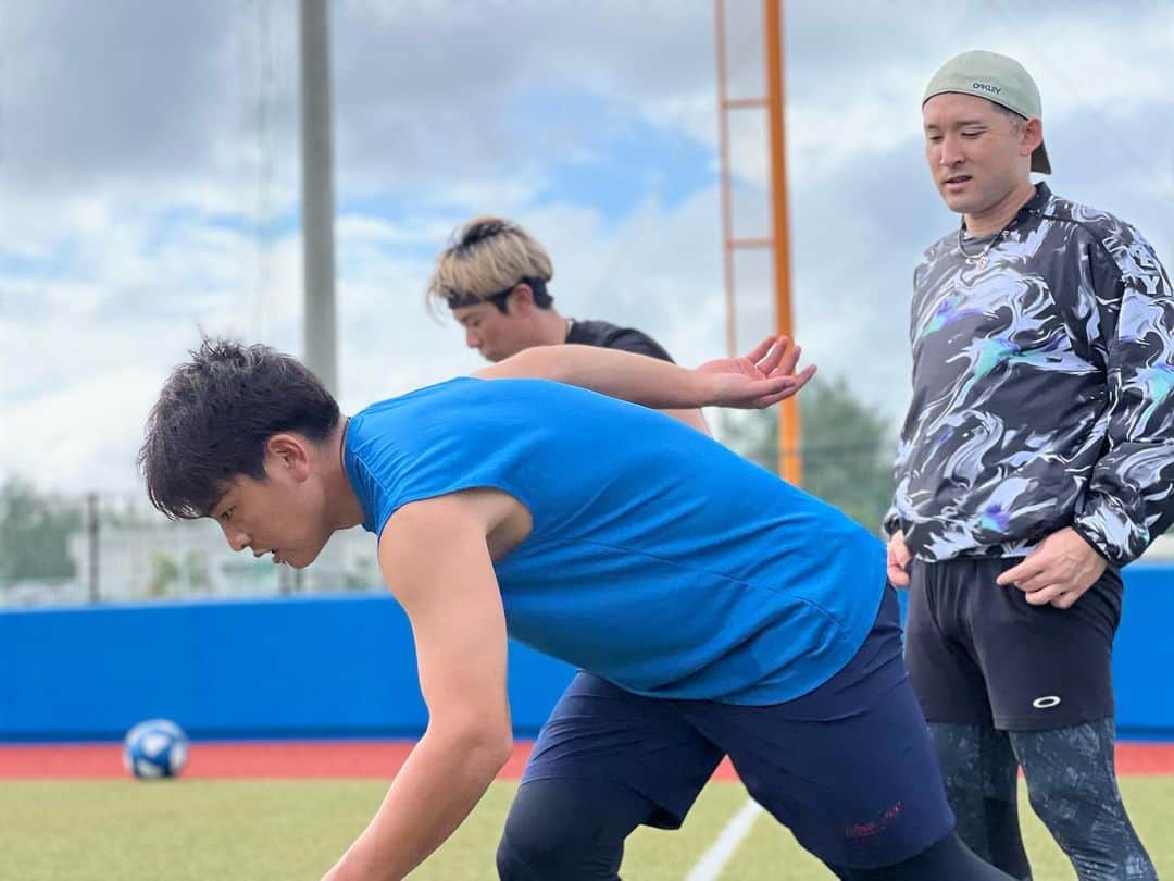 野村佑希のインスタグラム：「杉谷社長がいらっしゃいました！  ランニングを少しだけ一緒にやってあとはボール拾いとバッティングピッチャーをしてくれました！  社長の貫禄半端なかったです！  #杉谷拳士」