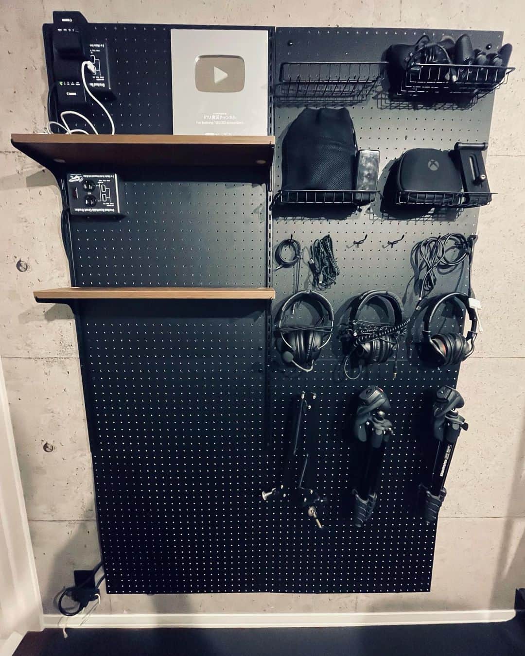 RYUのインスタグラム：「DIYの天才なのでデザインボードを使って 壁面収納を作りました。 #デザインボード #壁面収納」