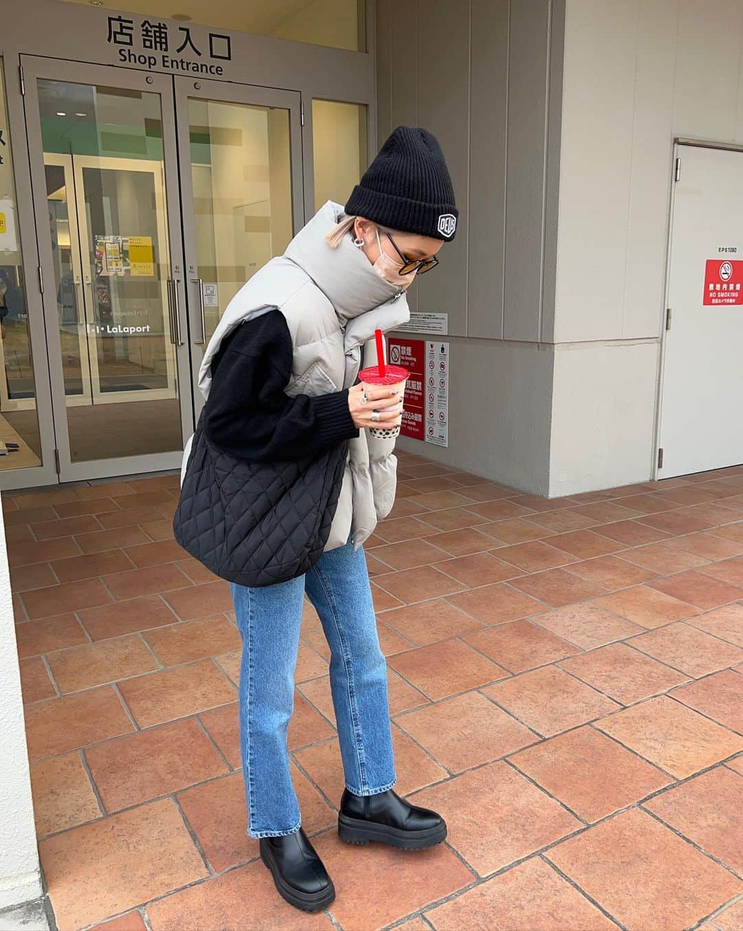 のインスタグラム：「.  私ベスト着すぎじゃない？😂 週の半分以上着てる😚  vest ⋆ @__segur.__  tops ⋆ @beautyandyouth_official  pants ⋆ @hm bag ⋆ @shein_japan  shoes ⋆ @azulbymoussy_official   #冬コーデ#ダウンベスト#ベスコーデ#プチプラコーデ#プチプラ#高見えコーデ#デニムコーデ#カジュアルコーデ#カジュアル#158cmコーデ#骨格ナチュラル#きょこ」