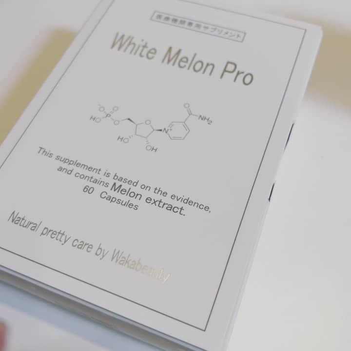 MOEのインスタグラム：「. 今回も @wakabeautyさんから💊 注目のメロンサプリ🍈💚  アメリカFDA認定❕ メロンから抽出した『メロングリソデイン』と 美白医薬品の王道成分🌟 ✔︎ L-システイン ✔︎ビタミンC ✔︎パントテン酸を配合の上、 亜鉛、セレンそれに NMNも入ったサプリなんです✨  メロングリソデインは、 直接の抗酸化作用ではなく、 抗酸化酵素を増やすのが 特徴なので、ビタミンＣの ような抗酸化作用の成分と 組み合わせて飲むと、 より効果的みたいです☺️🫶  これから飲み続けてみようと思います👼 効果が楽しみ🫣🎶  PR @wakabeauty #もっと美しいあなたとの出会い #Wakabeauty #医科美 #美容クリニック #スキンケア用品 #美肌対策」