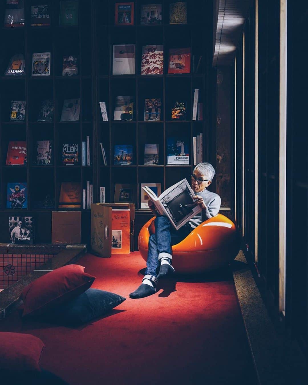 美紀のインスタグラム：「Cozy Bookstore  静かな空間 ここにいると 好きなだけ 本の世界に 没頭できる  紙質にデザインや書体、装丁 手に取るたびに 本の世界観に溺れました◎  #miki_travel_shinshu #miki_travel_life」