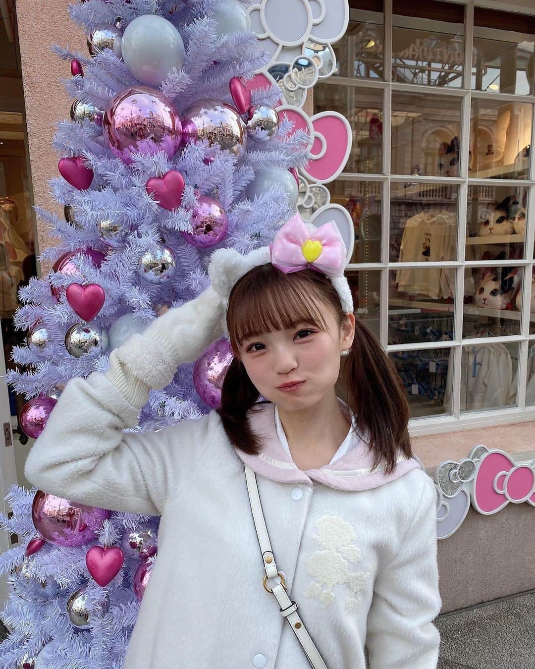 のインスタグラム：「子ども扱いしないで＾o̴̶̷᷄ ·̭ o̴̶̷᷅＾ ⠀ ⠀ ⠀ ⠀ 加入前に買ったアウター引っ張り出して着たら流石に子どもすぎた、、、  足元だけ夏なふわふわキティーちゃんコーデ🎀！  #彼女の私服がかわいい #低身長コーデ #sサイズコーデ #156cm #骨格ウェーブ #usj #usjコーデ #ユニバ #ユニバーサルスタジオジャパン #ユニバコーデ #キティーちゃんコーデ #hellokitty #キティーちゃん #ガーリーコーデ #ankrouge #アンクルージュ #アンク #furfur #冬コーデ #デートコーデ #ホワイトコーデ #テーマパーク #ootd」