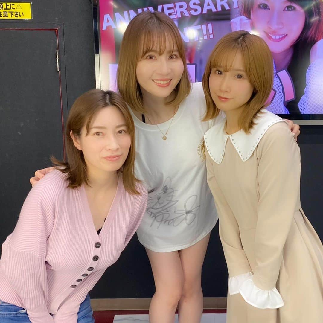 辰巳ゆいさんのインスタグラム写真 - (辰巳ゆいInstagram)「昨日は、ラムタラメディアワールドAKIBAさんで、 辰巳ゆい15周年記念イベントを開催させていただきました♪  来てくれた皆さん！ ありがとうございましたーー🥰 初めましての方が多くて驚きました🤣  グッズもみなさん購入してくれて嬉しかったよー♪  かわいい2人もセレモニーに来てくれて感激😭 登場の仕方が可愛すぎて震えました❤️ 癒された❤️ みぃななからも、メッセージ動画送ってもらっちゃって✨　 嬉しいイベントでした♪  ふじさんのMCの安心感☺️ ↑とりあえず、変な事しても言っても、どーにかしてくれると思ってますw  みんな気付けば長いお付き合いですねー♪  DVDの販売がないのにも関わらず、イベント開催してくれたり、会いに来てくれたり、本当に感謝です😭 ありがとうございました😊 これからも、よろしくお願いいたします😆  #アリスJAPAN　#15周年イベント」1月15日 20時20分 - yuitatsumi