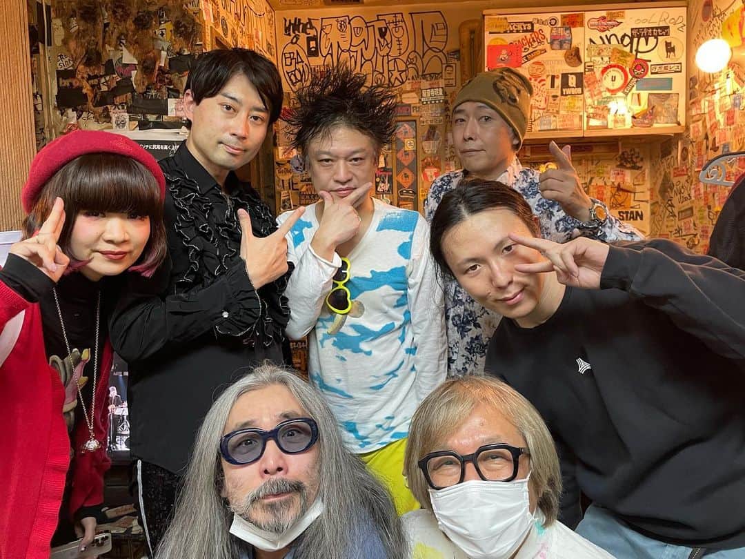 ジョニー大蔵大臣さんのインスタグラム写真 - (ジョニー大蔵大臣Instagram)「しりあがり寿presents『さるハゲロックフェス'23』うろおぼえ80年代 2023.1.14新宿LOFT ご来場ありがとうございました！配信チケット販売中！https://livemine.net/lives/166/about 今年の課題曲はジュリーの『TOKIO』でした。水中、それは苦しいは歌詞を大胆に解釈/変更/脚色したカバーをやりました。他ではやれないのでぜひ配信で観て聴いてショックを受けて下さい。 ジョニー(ごきげんななめ)は今年も記念写真撮影係と化しました。 #さるハゲロックフェス  #さるハゲロックフェスティバル  #さるフェス  #さるフェス2023  #水中それは苦しい  #しりあがり寿 #安斎肇 #大槻ケンヂ  #あがた森魚  #ジューシィフルーツ  #かわいしのぶ #サエキけんぞう  #原マスミ #まゆたん  #サイモンガーモバイル  #宮城マリオ  #河井克夫  #猫背椿  #顔田顔彦  #息子 #すみません1人だけどなたかわかりませんでした  #新宿loft」1月15日 20時23分 - j_ookura_daijin