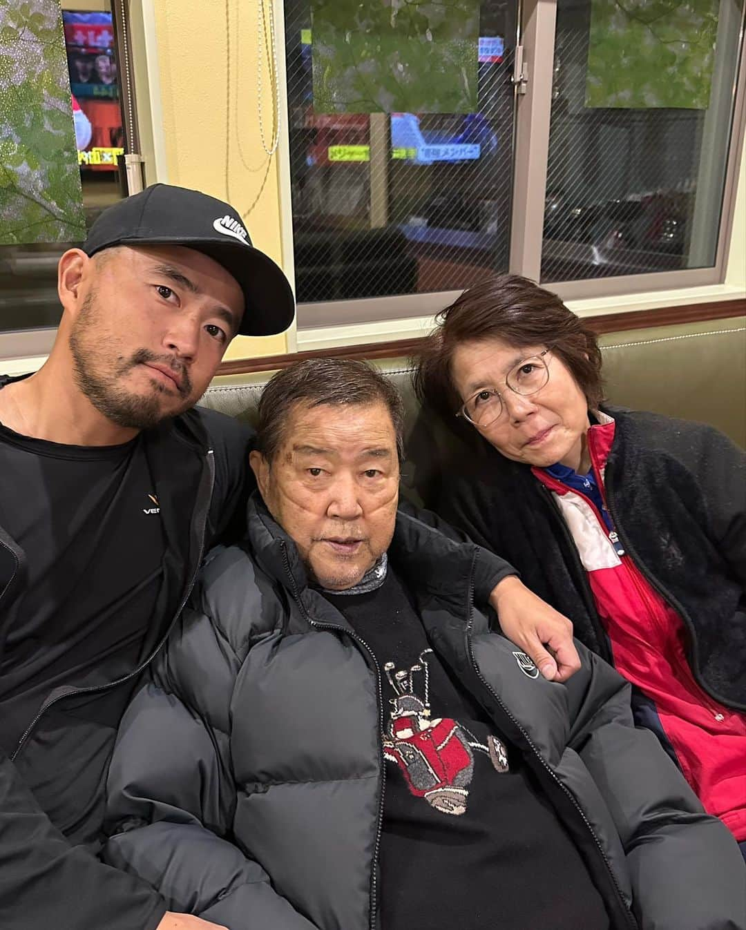 小平智さんのインスタグラム写真 - (小平智Instagram)「父 小平健一 去る1月8日82歳にて永眠いたしました！ 今日家族だけで御葬式を執り行うことができました🙇‍♂️ 俺のことを1番信じてくれて心配してくれて味方でいてくれた父親！ 父親の言葉や想いは生きてるから、それに応えられるように頑張ります💪 俺が天国行って胸張って父親に会えるように、これからも努力はし続けます！ 生まれ変わっても、またお父さんお母さんの子に生まれたいです。お父さん天国でゆっくり休んでくれよ〜  #小平健一 #父親」1月15日 20時27分 - satoshi_kodaira_official