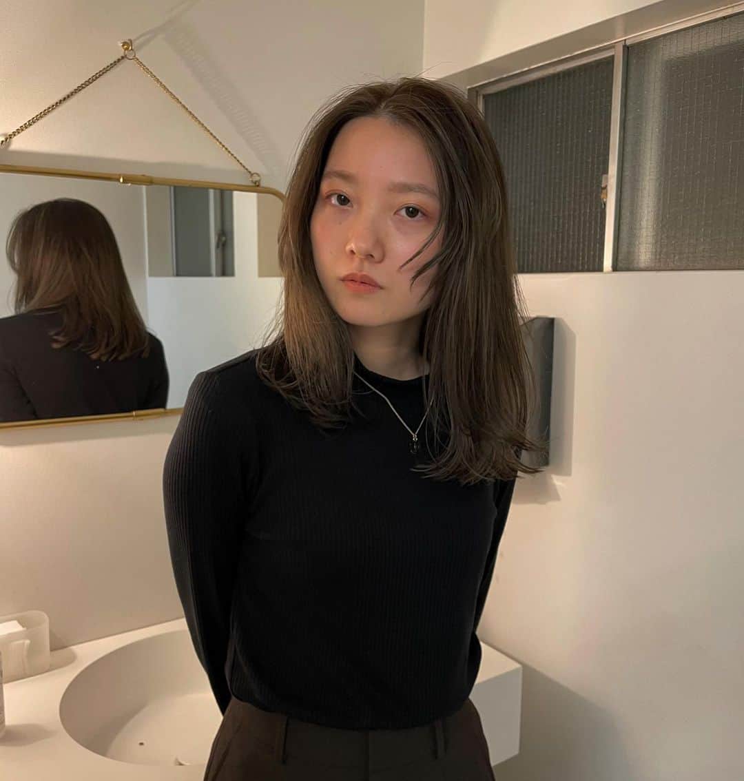 柴崎汐理のインスタグラム：「髪の毛染めた時の💇‍♀️ 次は何にしよう🤔  @sawa_misato ちゃん、毎回私の好みの色にしてくれてありがとう！」