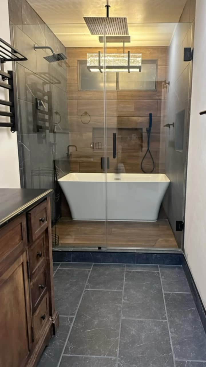 ラッシャッド・ジェニングスのインスタグラム：「Giving you all a sneak peek at this crazy bathroom transformation, all made possible with the help of @LLFlooringOfficial and their Galassia Nero and Brass Haven Oak Porcelain Tiles! #LLFlooring #LLFlooringPartner Ad」