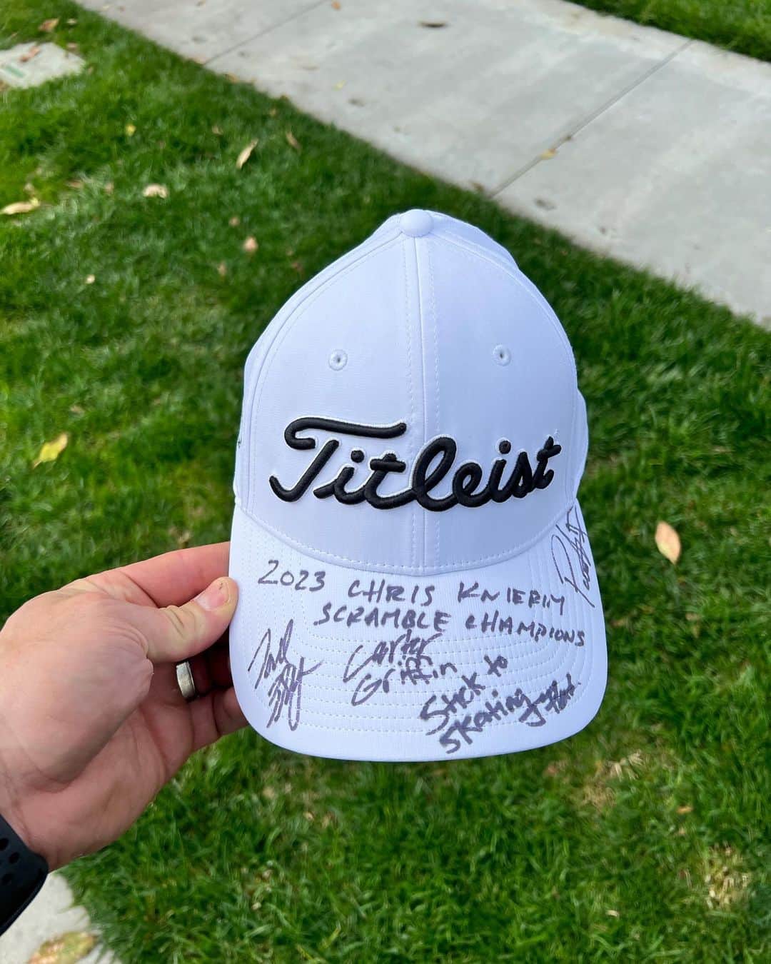 クリス・クニエリムのインスタグラム：「A great day with great friends. 2023 Chris Knierim Scramble Championships⛳️🏌🏻‍♂️The most competitive golf tournament in the world. The winning team also kindly signed this Titleist hat for me. 🌎#golf #golflife 🏌🏻‍♂️⛳️ Can’t wait for 2024!!」