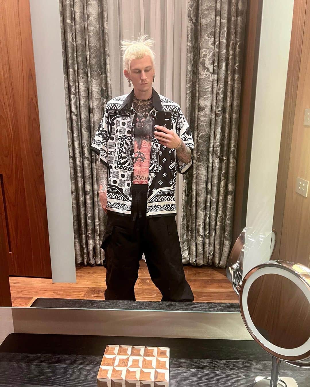 Young Gunnerさんのインスタグラム写真 - (Young GunnerInstagram)「i call this: if jules from euphoria went to milan」1月16日 7時05分 - machinegunkelly