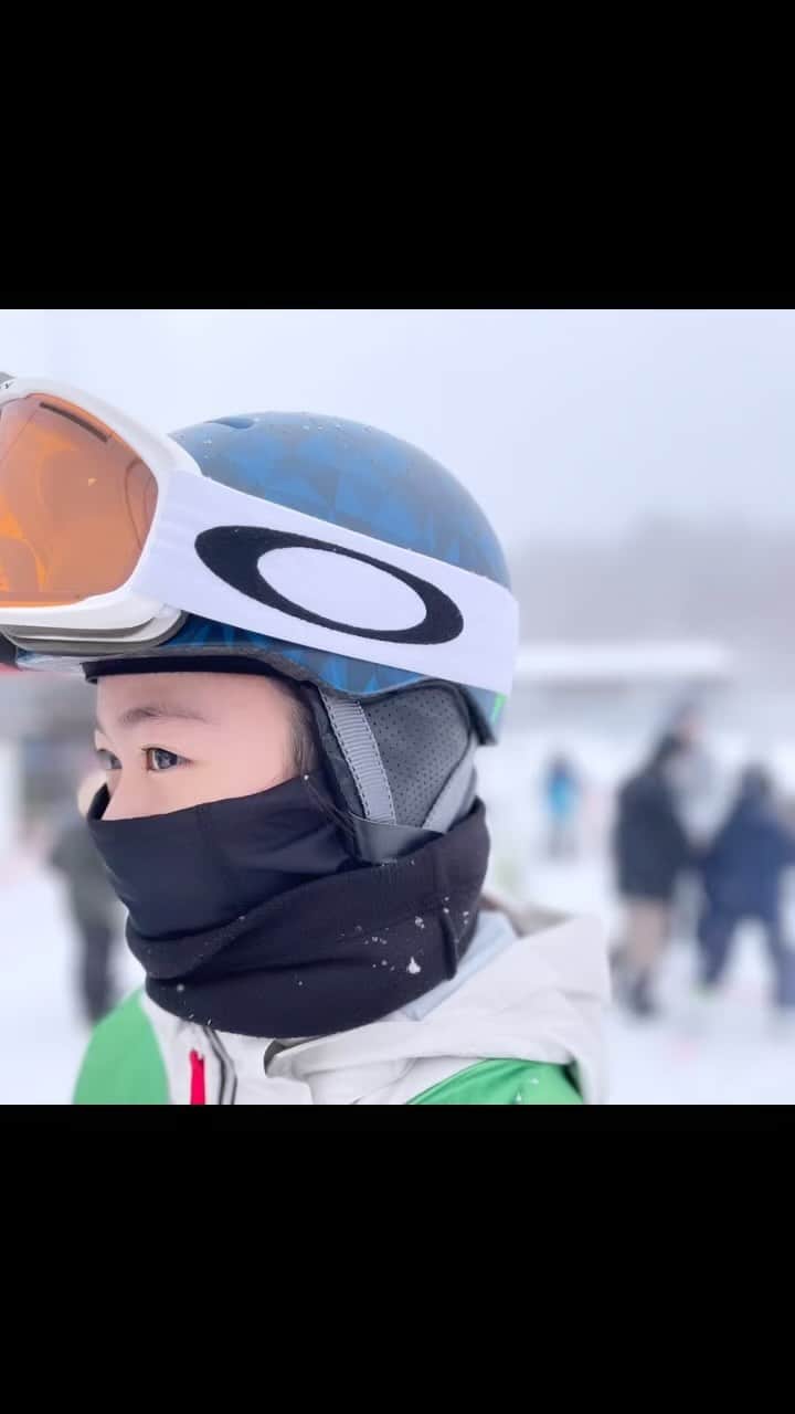 MICHICのインスタグラム：「⛷ . . . 目標にしていたスキー検定一級合格は親としても嬉しくなかなか昨日の興奮がさめず、ましても動画にしてみる  結果発表時にうれし泣きをした娘が印象的で忘れられない  たくさんの指導員の方、救護員のおじさん達や周りの方からおめでとう、がんばったね！と声をかけてもらいほんとに嬉しそうな顔してた  さらに上目指して、ファイトー！！ . . . #はなのスキー日記  ⛷」