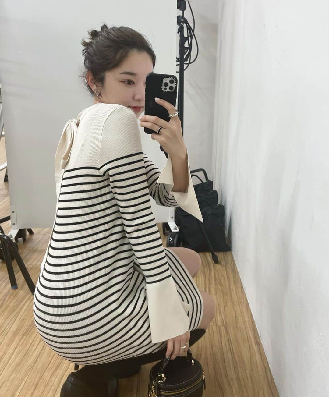 mina hinokuchiのインスタグラム：「. バックリボンの袖フレアニットの　 ワンピースバージョンが登場♡  トップスの追加も決まってますが 新作のこのワンピースも甘めに着ていただけて 1枚で気分も上がるのでおすすめです！◎  ワンピはボーダーの展開のみなので 2月末に追加入る時に私はトップスで無地買って、 ワンピはこの白黒ボーダーにしようかな♡  .  #Chico #チコ #salonbychico #coordinate #コーディネート #秋コーデ #冬コーデ #今日のファッション #ファッション  #高身長コーデ #骨格ストレート #骨格ナチュラル #袖フレア #ベルスリーブ #ボーダー #ミニワンピ ☑︎来週末1/20ごろお店に入荷予定です✨」