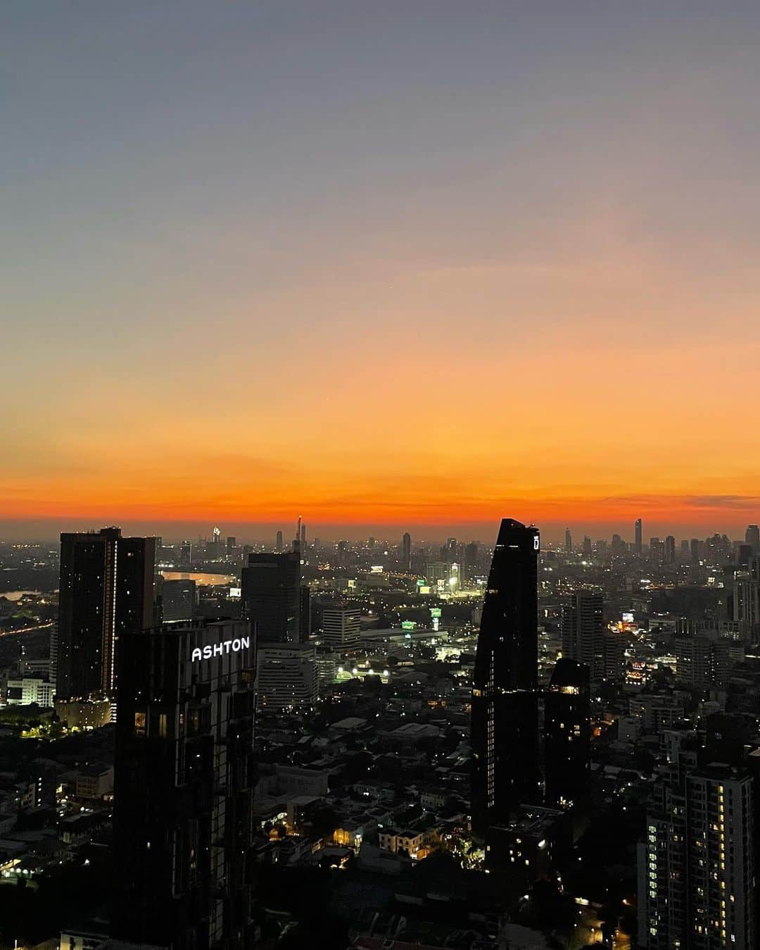 DJ DAIKI（若林大輝）さんのインスタグラム写真 - (DJ DAIKI（若林大輝）Instagram)「We arrived in Bangkok!! 3年ぶりのバンコク到着🛩🇹🇭 気温33℃🌞真夏日 Rooftop bar夜風が 気持ちよくて最高!!!」1月15日 22時37分 - daiki.wakabayashi